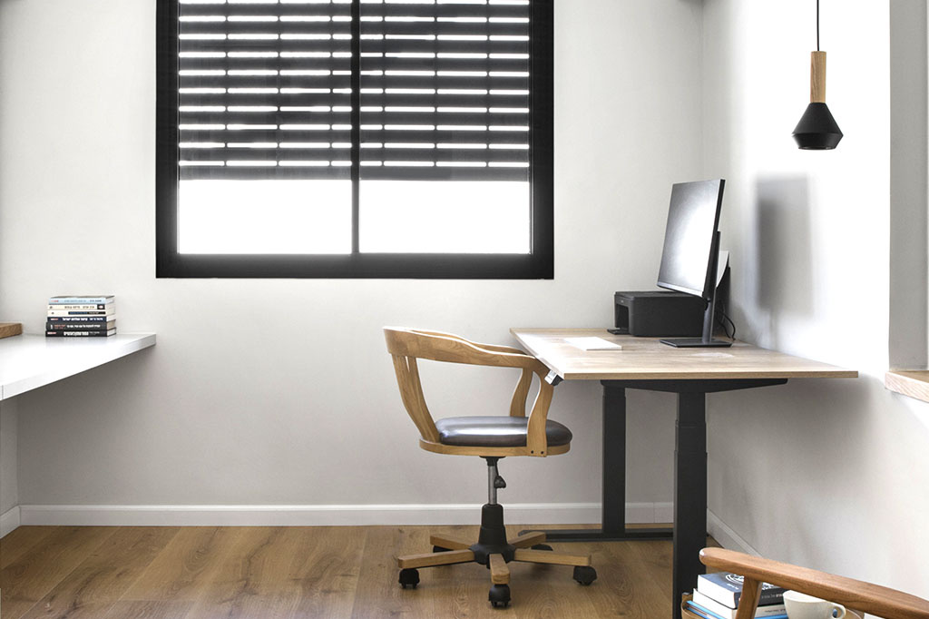 כסא משרדי מעץ וגלגלים