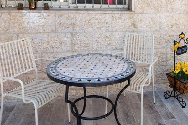 שולחן פסיפס נקודות לחצר