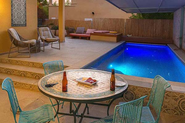 שולחן פסיפס ליד הבריכה