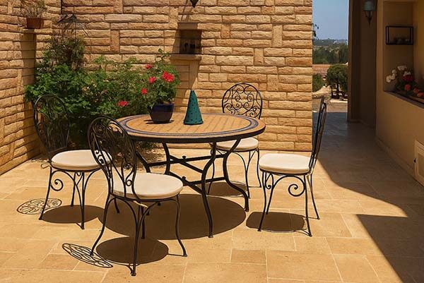 שולחן מרוקאי בחצר