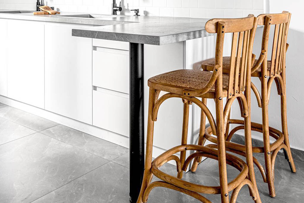 כסא מעוצב מעץ לדלפק